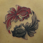 赤と黒の金魚のタトゥー