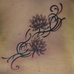 蓮の花と飾りのタトゥー