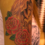聖母マリアと薔薇の後ろ側のタトゥー