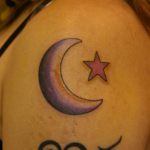 紫の月と星のタトゥー