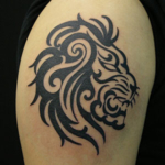 ライオンの顔のトライバルのタトゥー