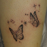 蝶と星のきらめきのタトゥー