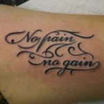 筆記体「No pain no gain」のタトゥー